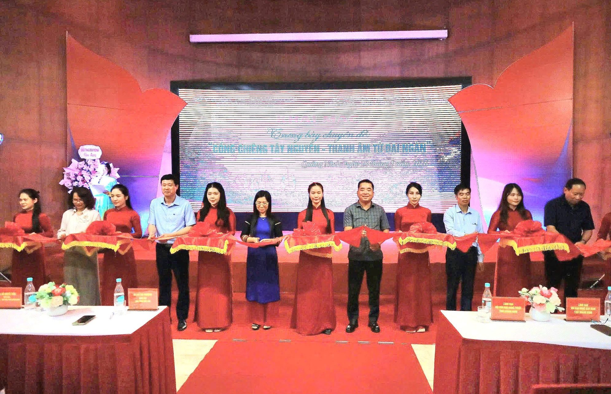Các đại biểu thực hiện nghi thức cắt băng khai mạc Triển lãm chuyên đề “Cồng chiêng Tây Nguyên - Thanh âm từ đại ngàn”.